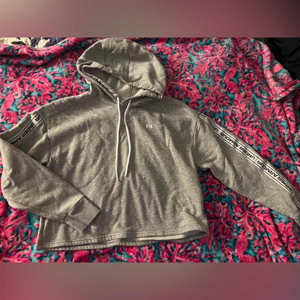 NWOT Sz Large Under Armour cropped hoodie
